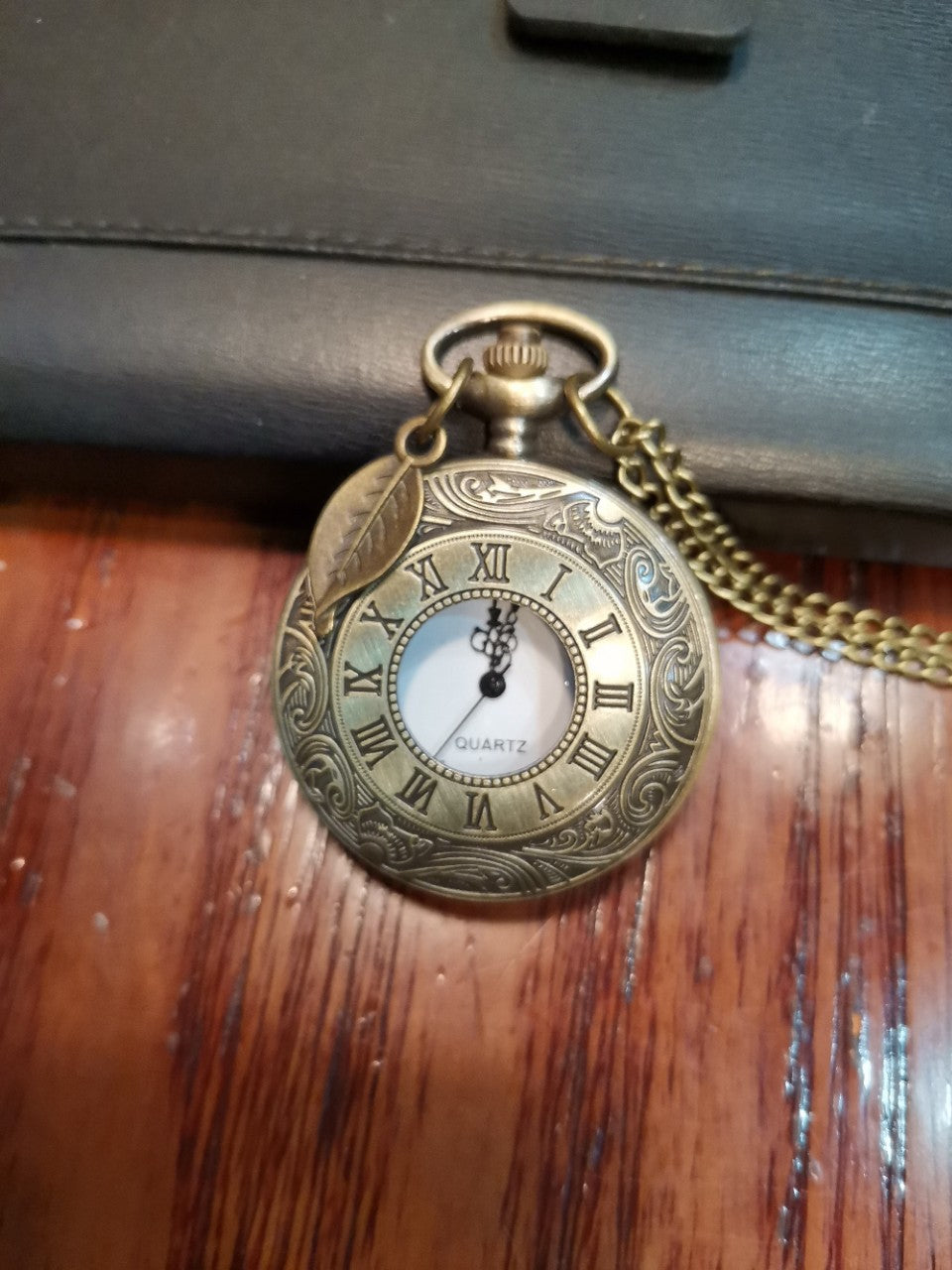 Часовник с ретро злато